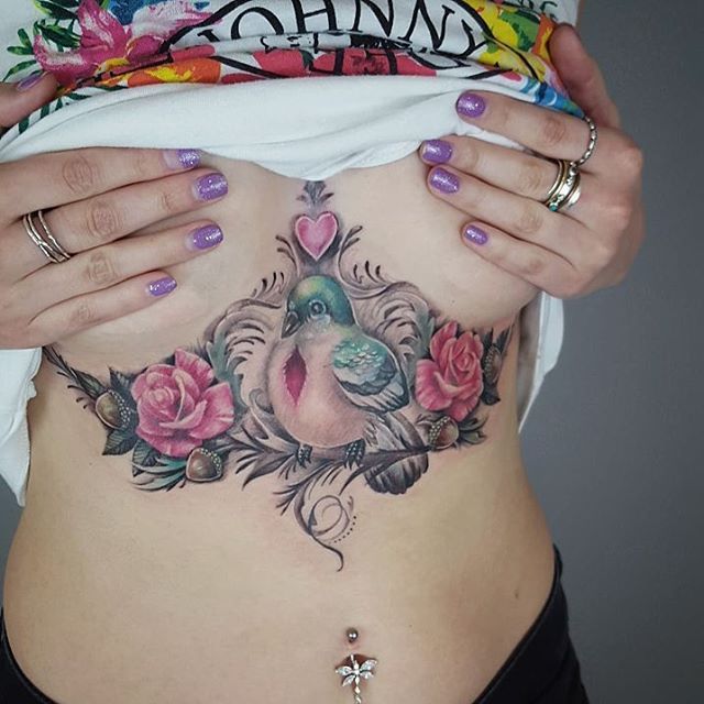 Illustration de l'article : La tendance est aux tatouages sous la poitrine, que pensez-vous de ces 20 créations ?