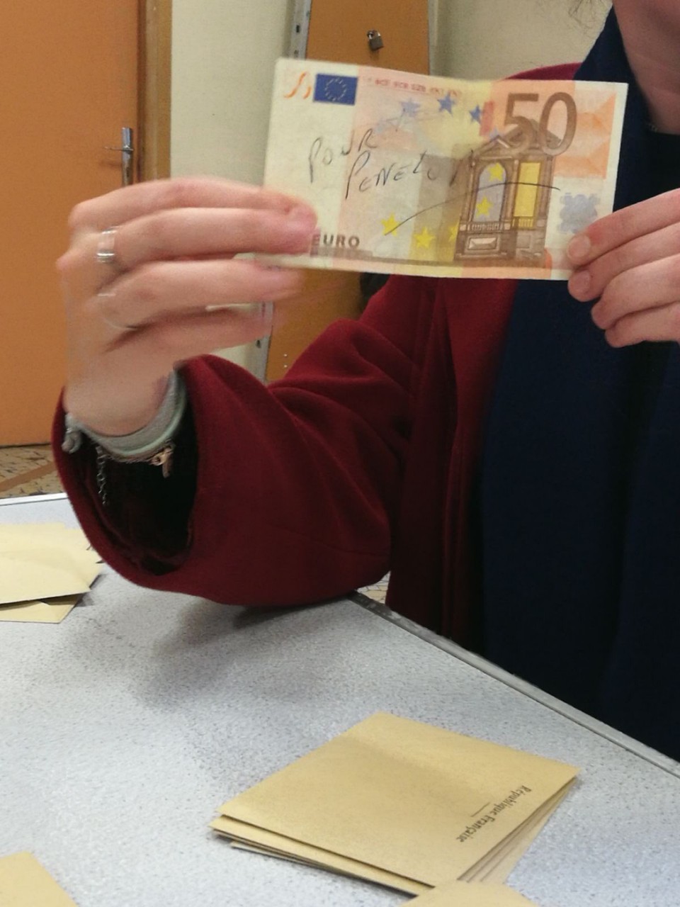 Illustration de l'article : Impossible de ne pas sourire devant le nom écrit sur ce billet de 50€, trouvé dans les bulletins d'un bureau de vote parisien.  