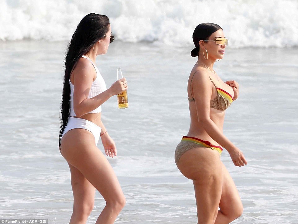 Illustration de l'article : Aperçue sur une plage en Bikini, Kim Kardashian intrigue le web avec ses fesses. Le photographe n'a pas voulu photoshoper, bon ou mauvais choix ?