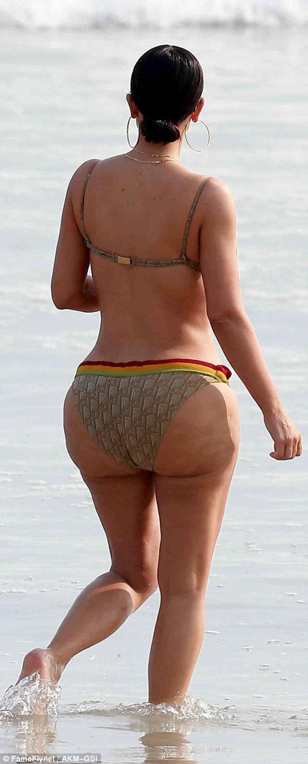 Illustration de l'article : Aperçue sur une plage en Bikini, Kim Kardashian intrigue le web avec ses fesses. Le photographe n'a pas voulu photoshoper, bon ou mauvais choix ?