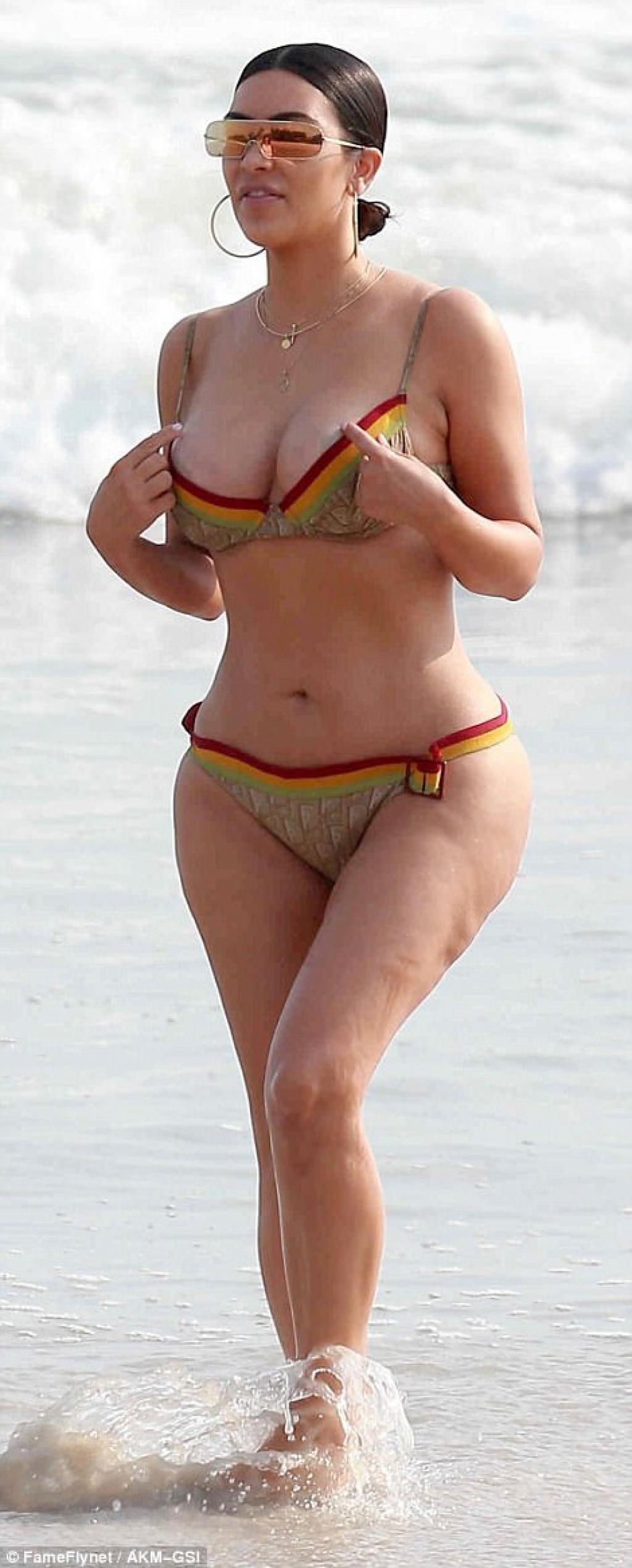 Illustration de l'article : Aperçue sur une plage en Bikini, Kim Kardashian intrigue le web avec ses fesses. Le photographe n'a pas voulu photoshoper, bon ou mauvais choix ?