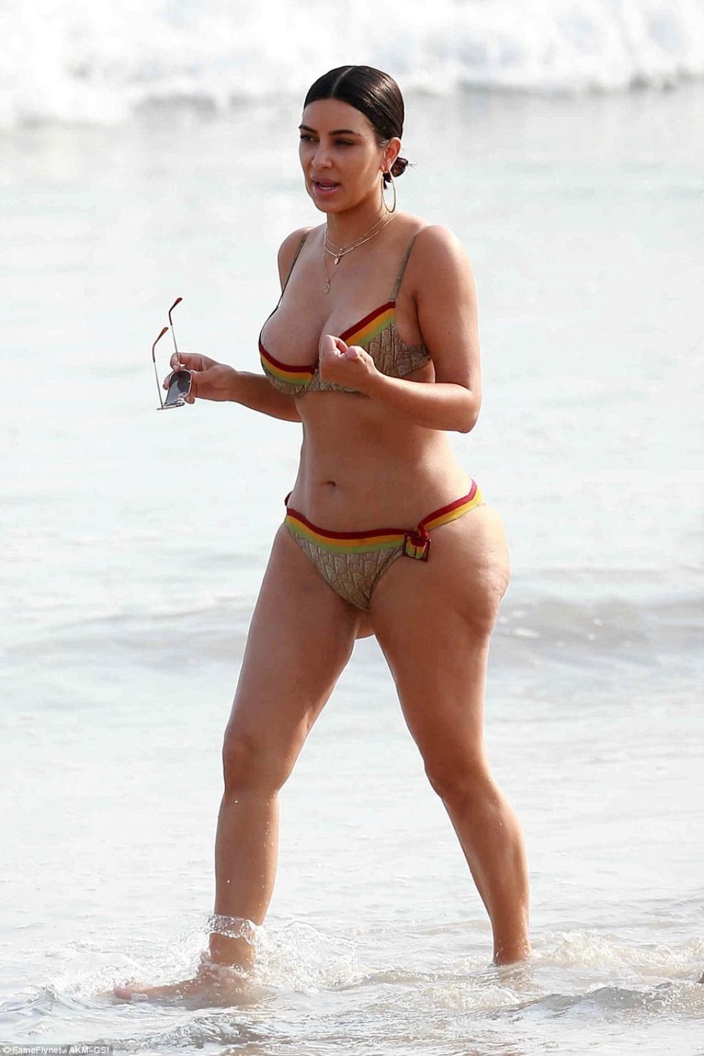 Illustration de l'article : Aperçue sur une plage en Bikini, Kim Kardashian intrigue le web avec ses fesses. Le photographe n'a pas voulu photoshoper, bon ou mauvais choix ?