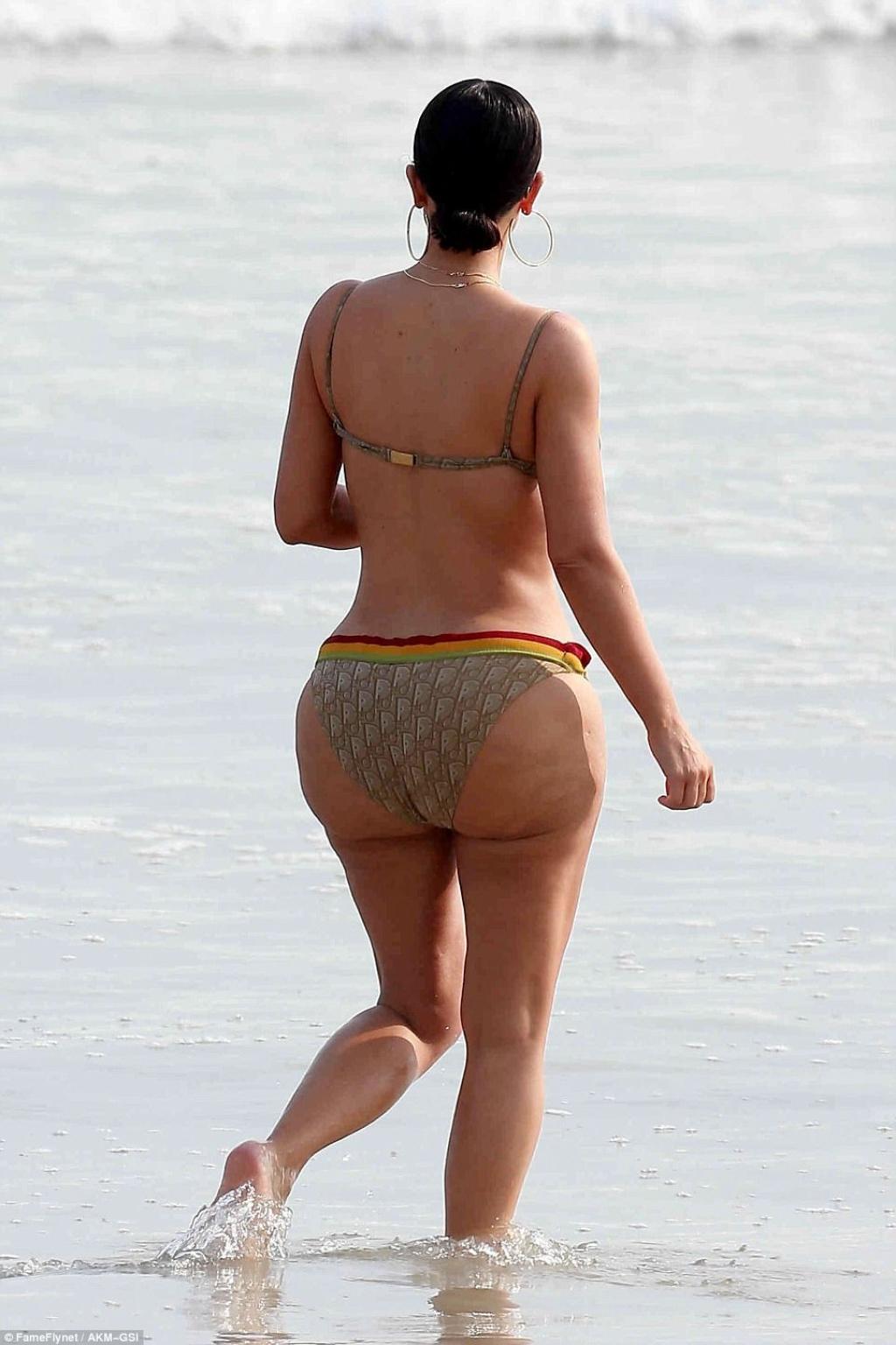 Illustration de l'article : Aperçue sur une plage en Bikini, Kim Kardashian intrigue le web avec ses fesses. Le photographe n'a pas voulu photoshoper, bon ou mauvais choix ?