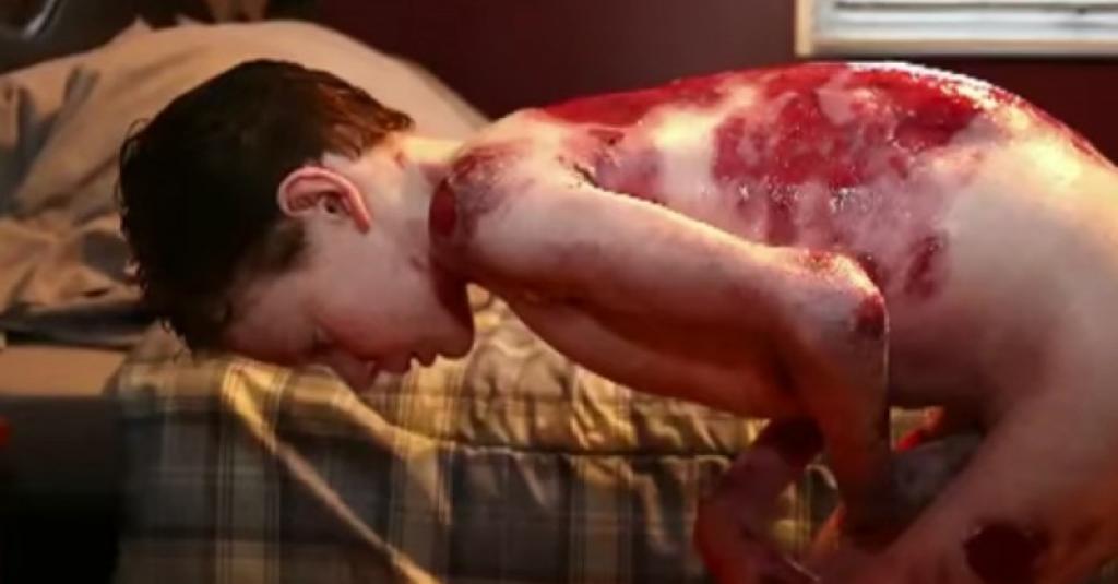 Illustration de l'article : Cet ado supplie sa m&egrave;re d'arr&ecirc;ter, mais elle ne peut pas. Une v&eacute;rit&eacute; qui met les larmes aux yeux.