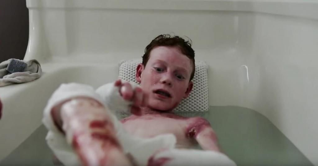 Illustration de l'article : Cet ado supplie sa m&egrave;re d'arr&ecirc;ter, mais elle ne peut pas. Une v&eacute;rit&eacute; qui met les larmes aux yeux.