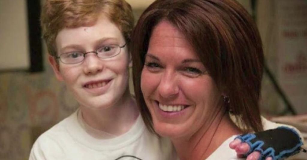 Illustration de l'article : Cet ado supplie sa m&egrave;re d'arr&ecirc;ter, mais elle ne peut pas. Une v&eacute;rit&eacute; qui met les larmes aux yeux.