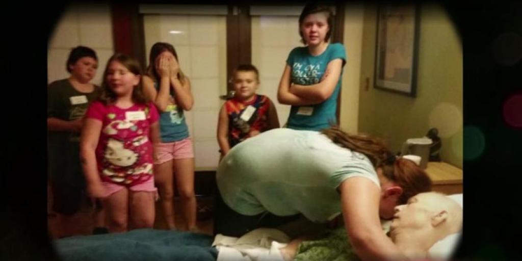 Illustration de l'article : Cette mère de 5 enfants adopte les 3 enfants de sa voisine décédée, puis vit le choc de sa vie en voyant des "inconnus" venir chez elle pour faire ceci: