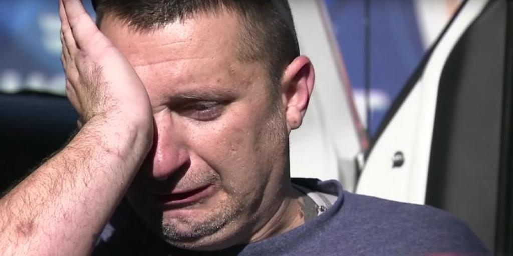 Illustration de l'article : Cette mère de 5 enfants adopte les 3 enfants de sa voisine décédée, puis vit le choc de sa vie en voyant des "inconnus" venir chez elle pour faire ceci: