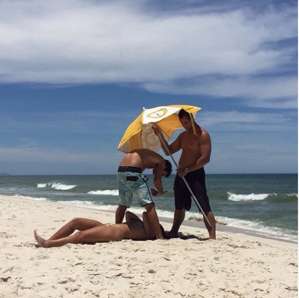 Illustration de l'article : Instagram: Cliché d'une femme parfait = Petit ami souple et patient derrière l'objectif! Hommage à ceux qui, par amour, trainent si souvent au sol! (15 Photos)