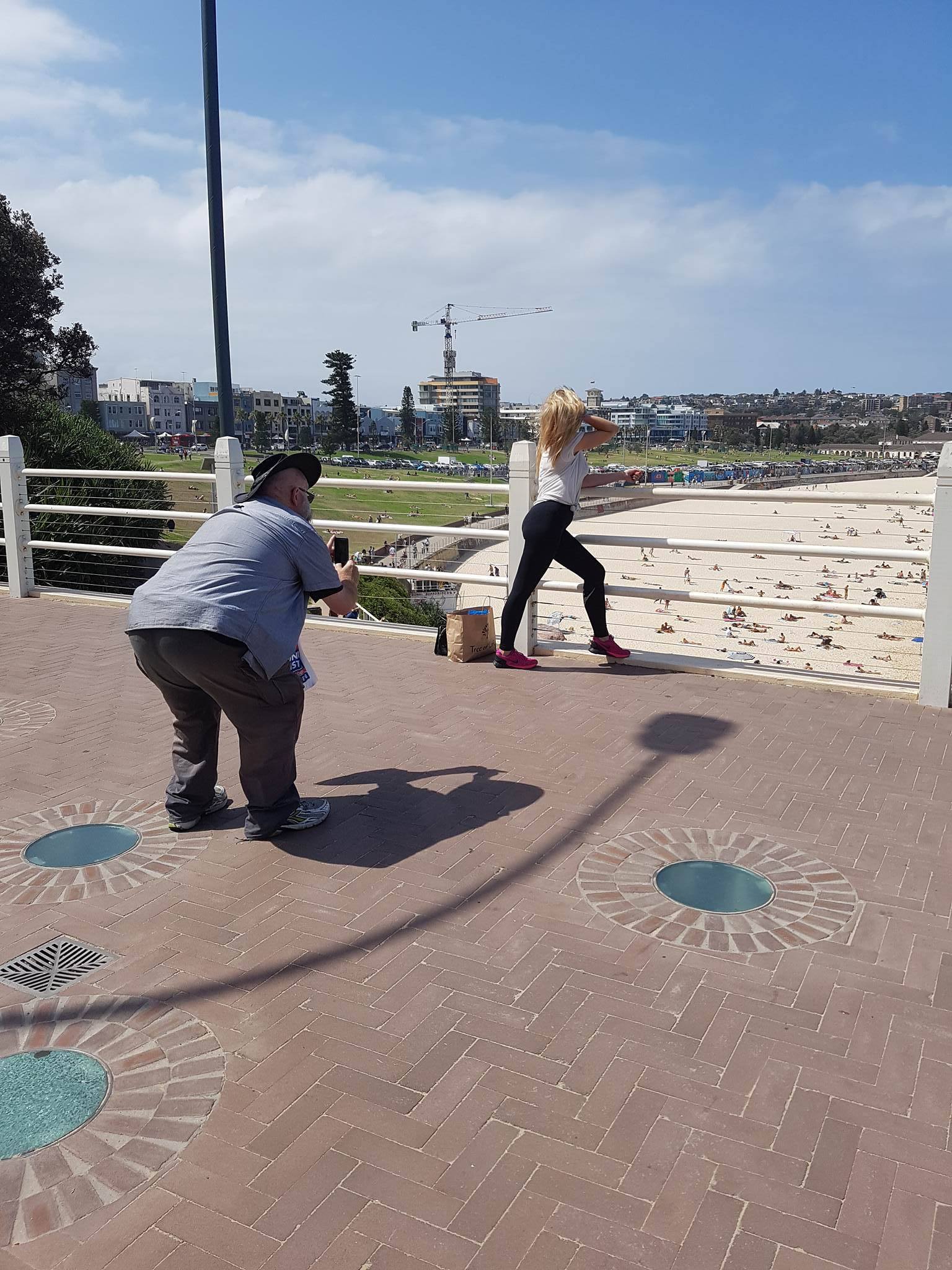 Illustration de l'article : Instagram: Cliché d'une femme parfait = Petit ami souple et patient derrière l'objectif! Hommage à ceux qui, par amour, trainent si souvent au sol! (15 Photos)