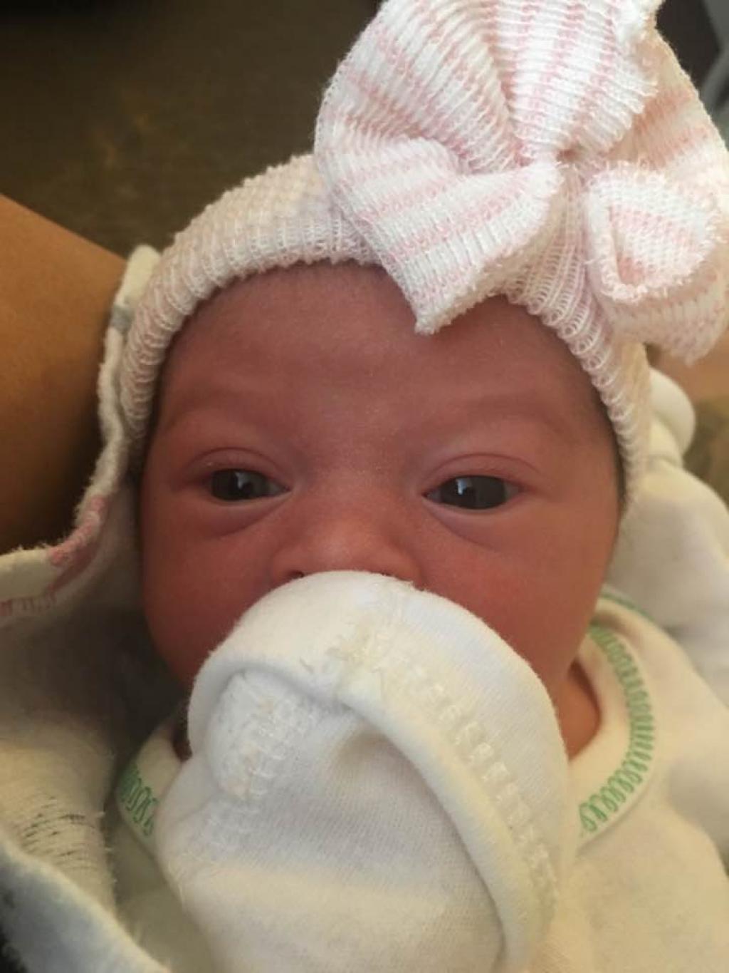 Illustration de l'article : Avant de mourir, elle attache son b&eacute;b&eacute; et le jette par la fen&ecirc;tre. En trouvant le petit comme &ccedil;a, la police est sous le choc!