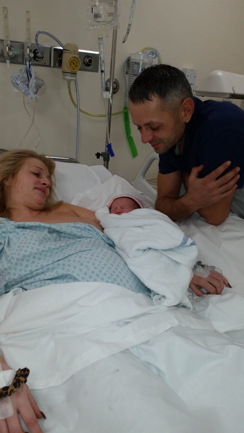 Illustration de l'article : Elle Accouche D'un Bébé En Parfaite Santé, Puis Il Se Met À Pleurer Et Elle Voit Ceci: