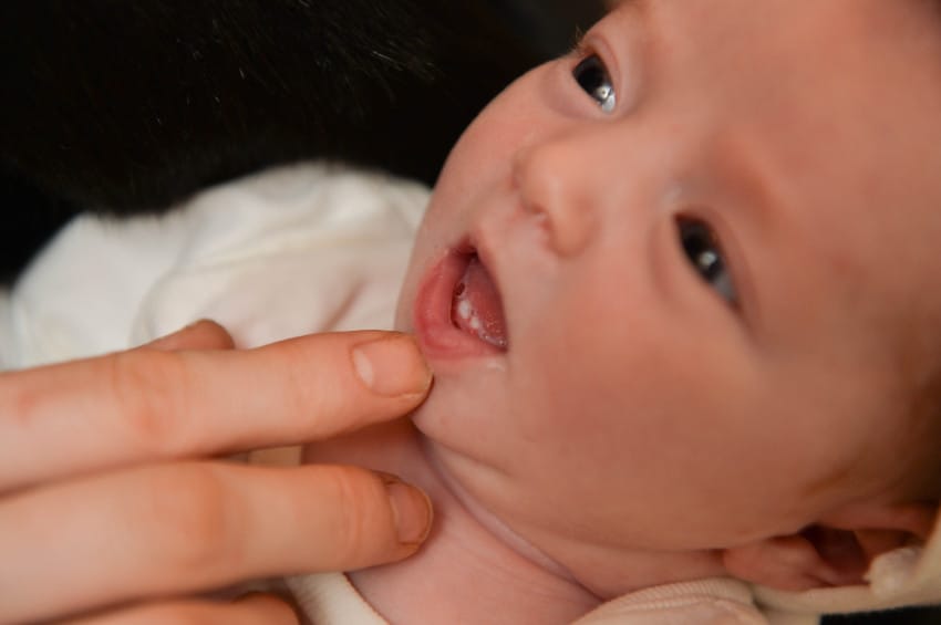 Illustration de l'article : Elle Accouche D'un Bébé En Parfaite Santé, Puis Il Se Met À Pleurer Et Elle Voit Ceci: