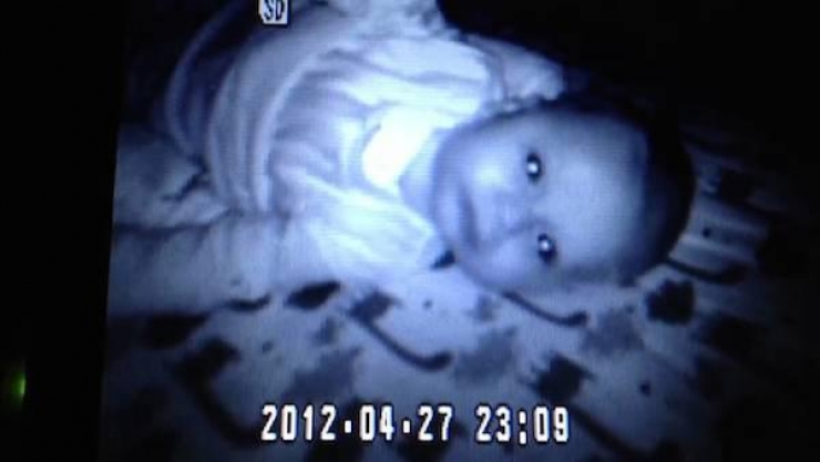 Illustration de l'article : Vous aurez des frissons dans le dos avec ces 15 photos de babyphones prises en pleine nuit!