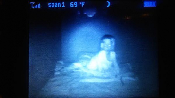 Illustration de l'article : Vous aurez des frissons dans le dos avec ces 15 photos de babyphones prises en pleine nuit!