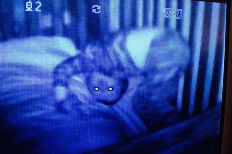 Illustration de l'article : Vous aurez des frissons dans le dos avec ces 15 photos de babyphones prises en pleine nuit!