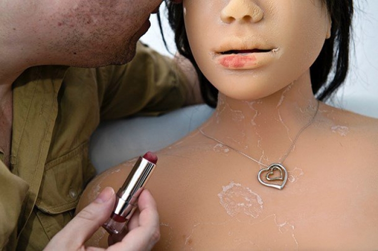 Illustration de l'article : "Je vis avec Jenny, ma poupée en silicone depuis 6 ans"