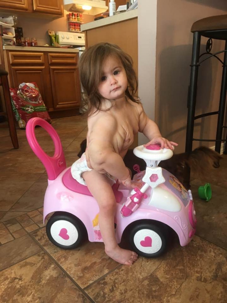 Illustration de l'article : Cette petite fait peur à certains élèves, alors sa mère leur donne une drôle d'explication pour les rassurer.