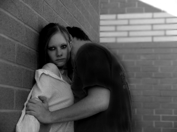 Illustration de l'article : Abus&eacute;e par son beau-p&egrave;re, cette petite de 12 ans est oblig&eacute;e de le pi&eacute;ger car sa m&egrave;re pense... qu'elle ment!