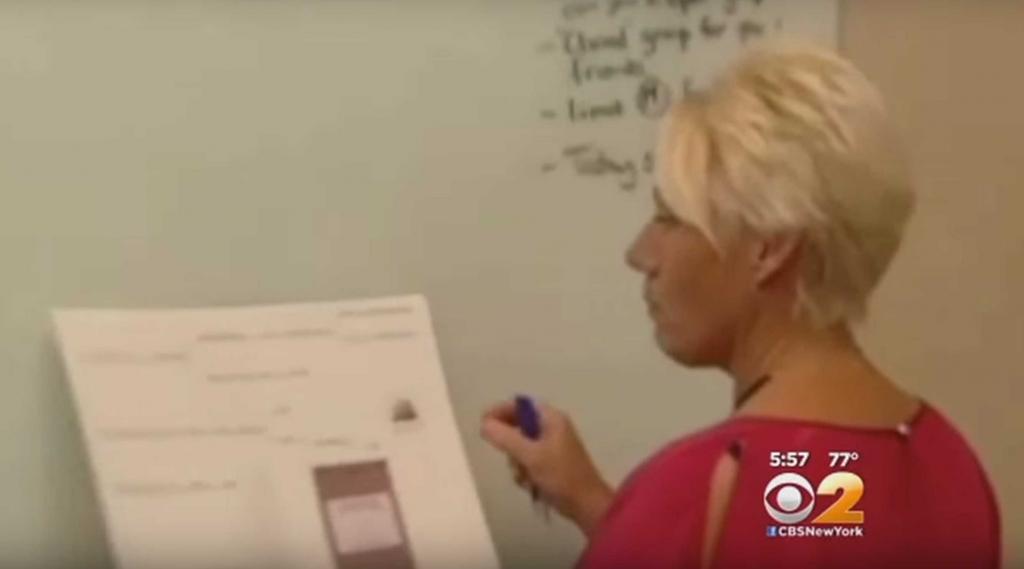 Illustration de l'article : Irritée Que Son Fils Ignore Tous Ses Appels Et Sms, Elle Crée L'invention Parfaite Pour Éliminer Le Problème!