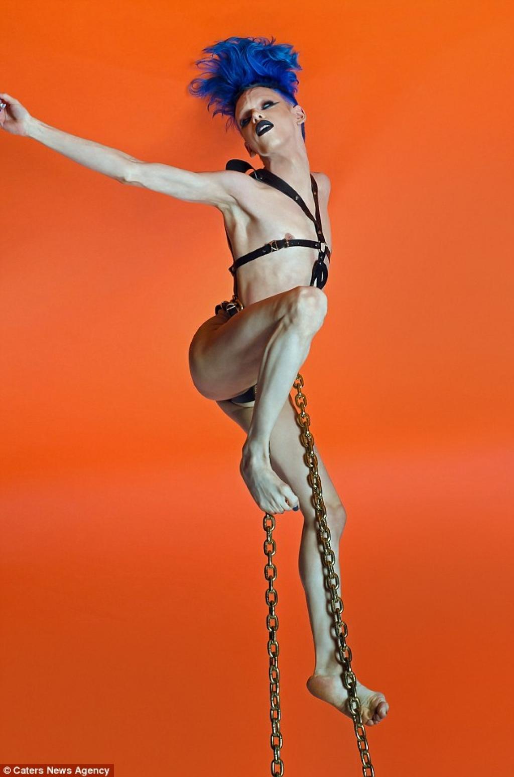 Illustration de l'article : 110 Chirurgies Et 50.000€ Pour Réaliser Son Rêve... Devenir Un Extra-Terrestre Sans S*xe!