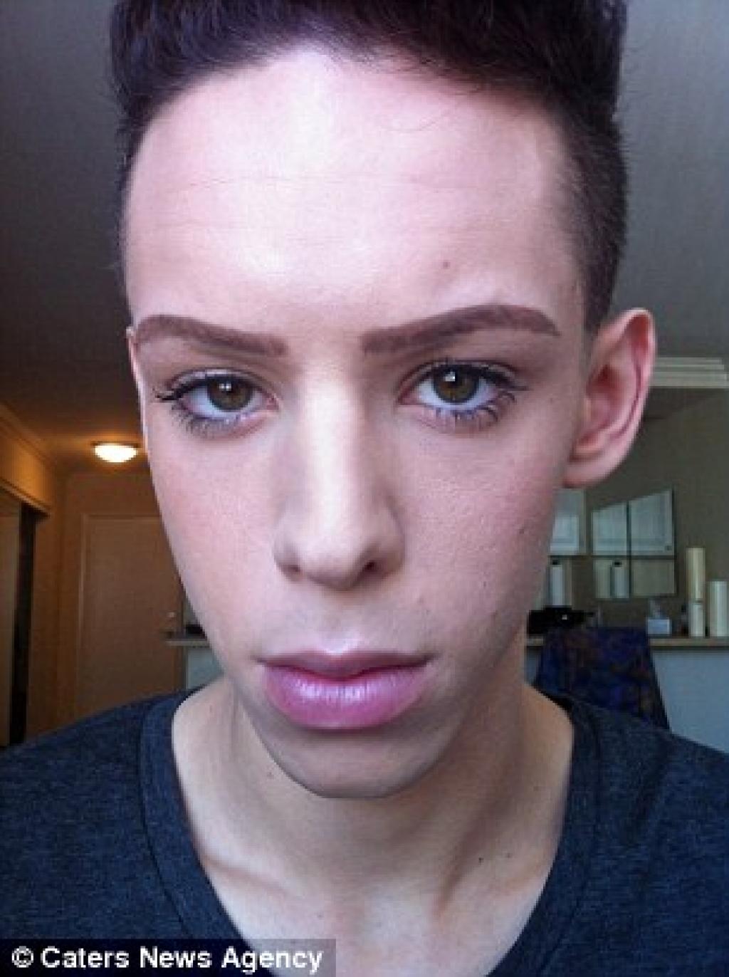 Illustration de l'article : 110 Chirurgies Et 50.000€ Pour Réaliser Son Rêve... Devenir Un Extra-Terrestre Sans S*xe!