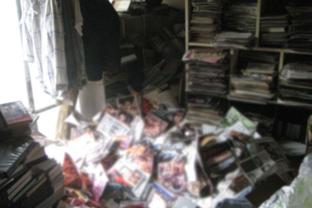 Illustration de l'article : Cet Homme Est Retrouvé Mort Sous Une Pile De Six Tonnes De Magazines P0rn0...