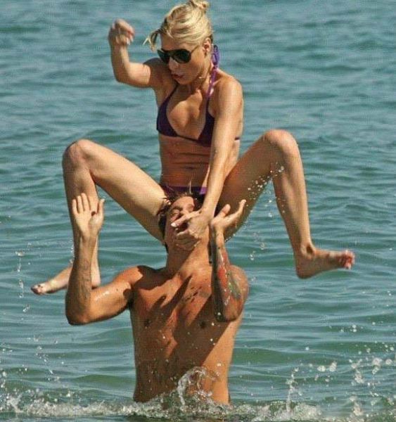 Illustration de l'article : Ces Gens Qui Ruinent Vos Photos Quand Vous Décidez Enfin De Sortir Le Bikini...(20 photos)