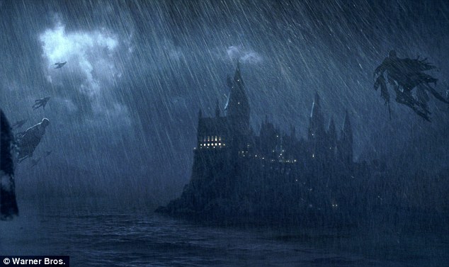 Illustration de l'article : Des Visiteurs S'Enfuient, Terrorisés Après L'apparition De Cette Forme Étrange Dans Les Nuages !