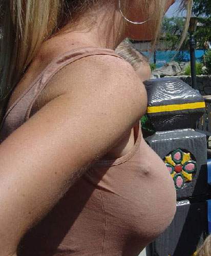 Illustration de l'article : 18 augmentations mammaires horriblement ratées! Grosse pensée aux copains des filles 13, 14 et 17...