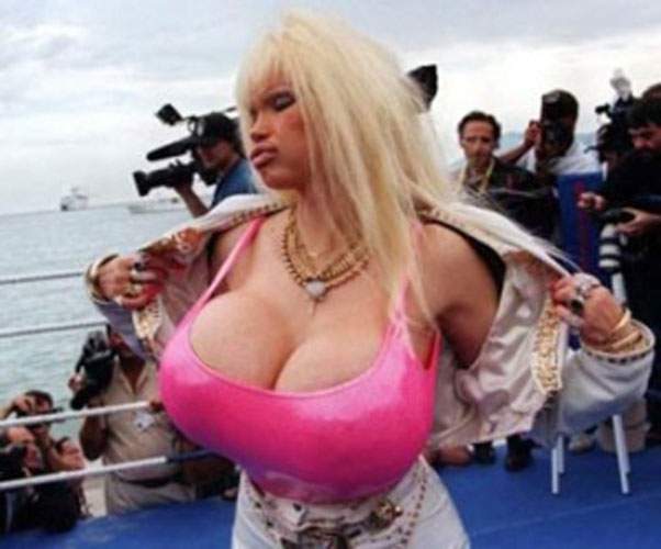 Illustration de l'article : 18 augmentations mammaires horriblement ratées! Grosse pensée aux copains des filles 13, 14 et 17...