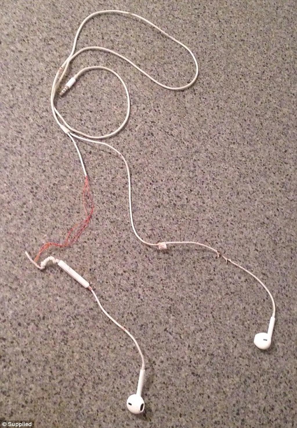 Illustration de l'article : Attention: &Eacute;couteurs et casque de moto sont tr&egrave;s dangereux ! Ce jeune de 16 ans n'est pas pass&eacute; loin du drame!