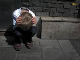 Illustration de l'article : Un enfant de 7 ans a été tué par ses parents, ce que le docteur trouve dans sa main m'a retourné le coeur!