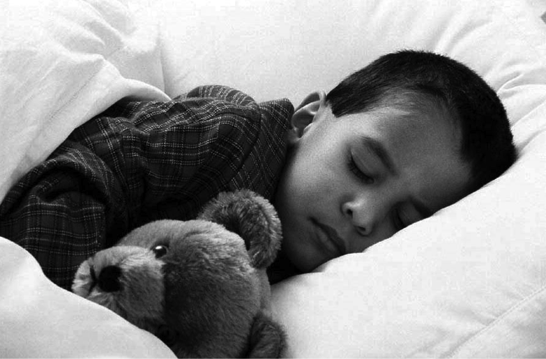 Illustration de l'article : Un enfant de 7 ans a été tué par ses parents, ce que le docteur trouve dans sa main m'a retourné le coeur!