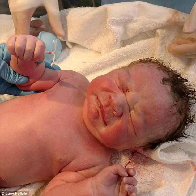 Illustration de l'article : Un nouveau-né tient le stérilet de sa maman dans la main... Une photo forte et pleine d'ironie ! 