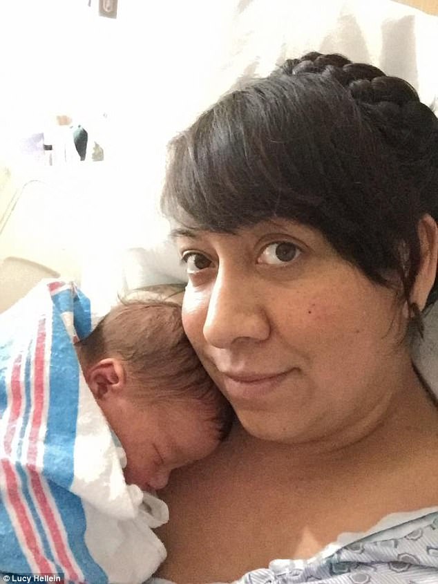 Illustration de l'article : Un nouveau-né tient le stérilet de sa maman dans la main... Une photo forte et pleine d'ironie ! 
