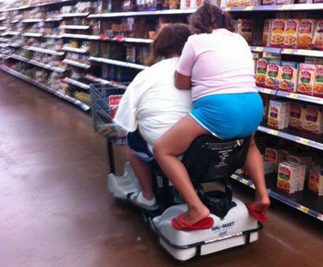 Illustration de l'article : 23 Personnes Que Tu Peux Croiser Dans Un Magasin Américain... Ils sont dans le futur !