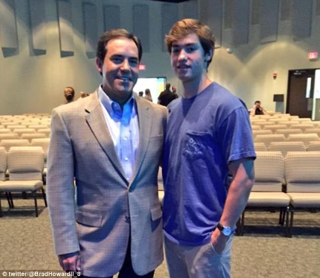 Illustration de l'article : Punition Embarrassante Pour Son Fils Qui A Encore Fait L'idiot En Classe, Malgré Ses Mises En Garde! Il était prévenu...