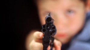 Illustration : "News: Un enfant de 3 ans prend le fusil de son Oncle et se tue!"