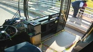 Image illustrant l'article Un chauffeur empêche une femme de Sauter d'un pont!