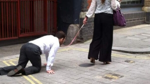Illustration : "WTF: A la place d’un chien, une femme promène un homme en laisse dans les rues de Londres."
