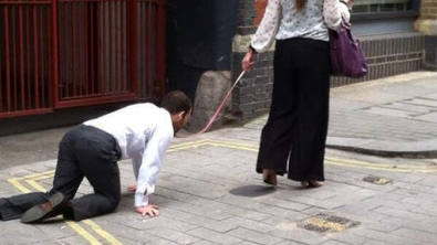 Illustration : WTF: A la place d’un chien, une femme promène un homme en laisse dans les rues de Londres.