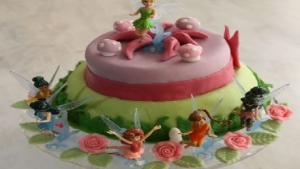 Illustration : "Tutoriel pour faire un gâteau d’anniversaire Spécial Fée Clochette "