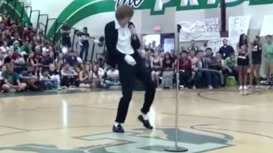 Illustration : Il danse comme Michael Jackson dans son lycée et fait le buzz sur internet