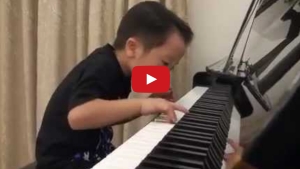 Illustration : "Ce petit garçon de 5 ans est incroyablement doué au piano"