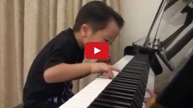 Illustration : Ce petit garçon de 5 ans est incroyablement doué au piano