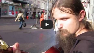 Illustration : "Un artiste de rue fait d’incroyables improvisations avec sa guitare."
