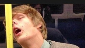 Illustration : "Top 10 des personnes qui s’endorment n'importe comment dans le métro!"