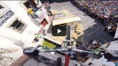 Illustration : L’incroyable parcours en VTT de Kelly, une prouesse sportive époustouflante. 