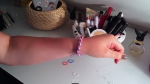 Illustration : "Tuto : Comment réaliser un bracelet avec des élastiques facilement"